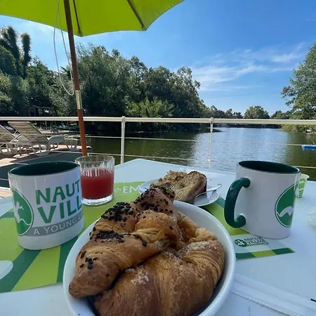 بوتيل Floating House Embe Experience