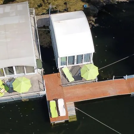 Floating House Embe Experience Botel *