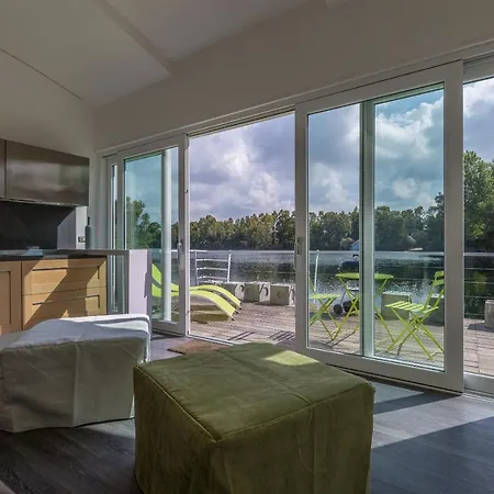 Floating House Embe Experience بوتيل *