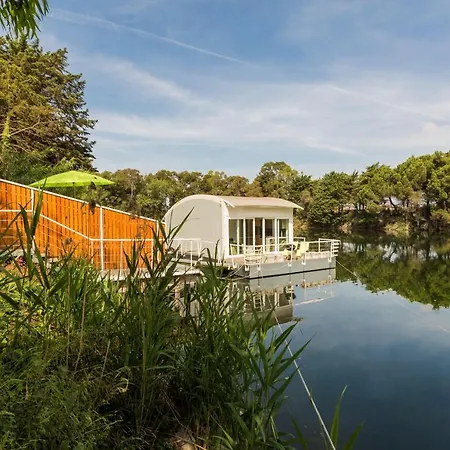 Floating House Embe Experience Botel *